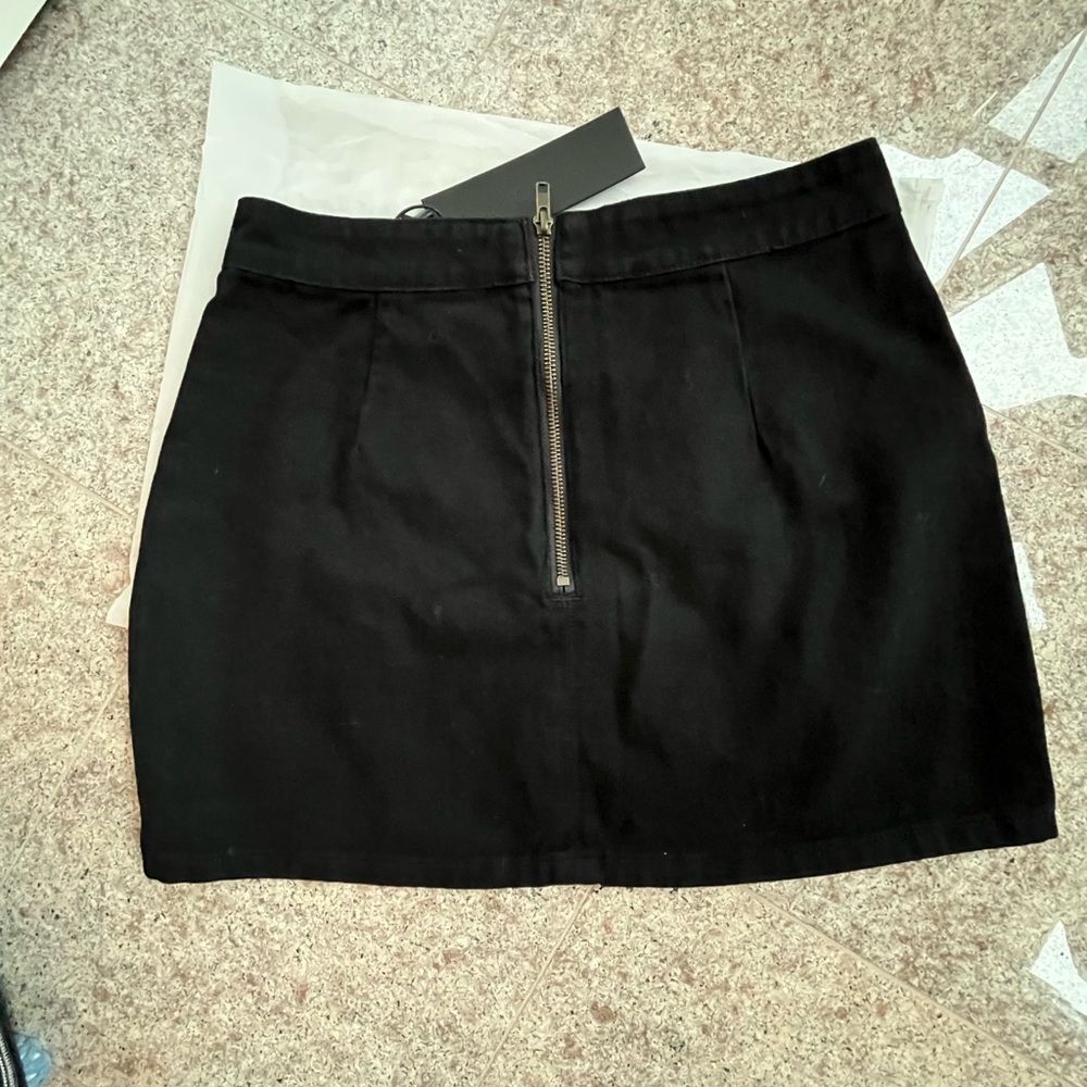 Th Lola Black Mini Skirt by Lioness New With Tags and Slit - Picture 5 of 7